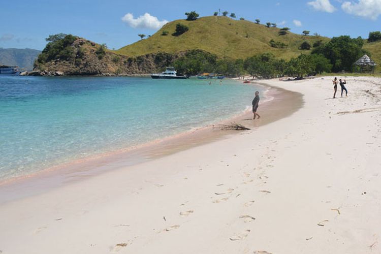 Keindahan Pink Beach di Manggarai Barat di dalam kawasan Taman Nasional Komodo, Flores, NTT, Rabu (10/5/2017). Pantai berpasir merah muda merupakan salah satu obyek wisata unggulan di kawasan itu. 