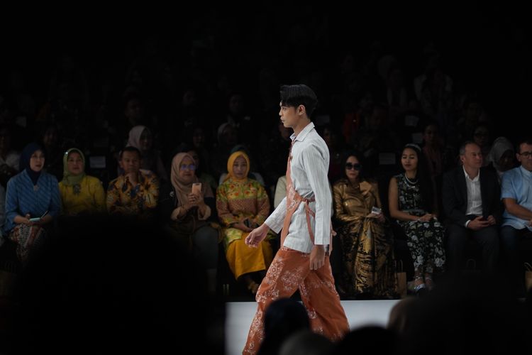 Model menampilkan busana batik khas Mojokerto di Indonesia Fashion Week 2024, Senayan JCC, Jakarta Pusat, Kamis (28/03/2024).