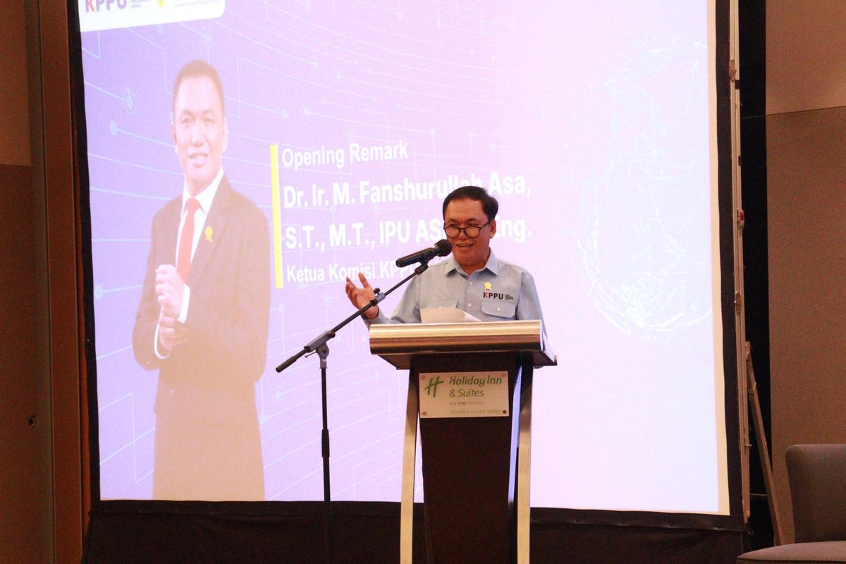 Ketua Komisi Pengawas Persaingan Usaha (KPPU), M. Fanshurullah Asa saat membuka forum Diskusi Publik bertajuk Modernisasi Kebijakan Persaingan Usaha untuk Daya Saing yang digelar KPPU bersama PROSPERA di Jakarta, Jumat (12/12/2025).