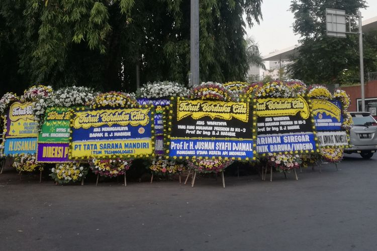JAKARTA, KOMPAS.com - Karangan-karangan bunga duka cita dari berbagai pihak terpajang di sekitar jalan di rumah duka tempat Presiden ketiga Republik Indonesia Bacharuddin Jusuf Habibie disemayamkan, di Jalan Patra Kuningan XIII Blok L15/7 No.5, Setiabudi, Jakarta Selatan.