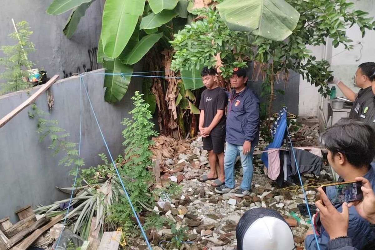 Polisi melakukan olah TKP di lokasi pemakaman janin bayi di kawasan Kecamatan Rappocini, Kota Makassar, Sulsel, Senin (26/5/2025).