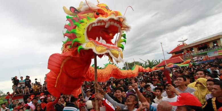 Prosesi ritual pembakaran naga tepat di hari ke-16 penanggalan Imlek, di Pontianak, Selasa (23/2/2016). Ritual ini merupakan akhir dari perhelatan panjang perayaan Imlek dan Cap Go Meh 2567.