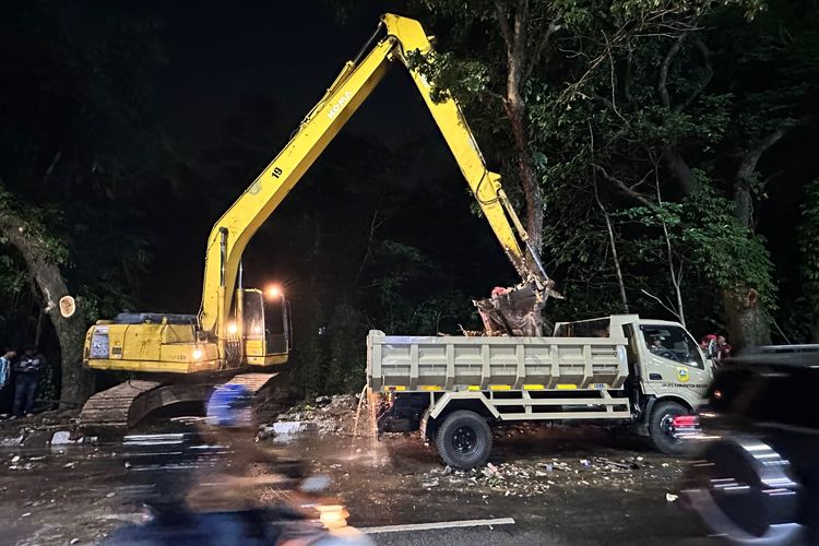 Bersihkan Sampah di Aliran Kali Baru Jalan Raya Jakarta-Bogor, Pemkab: Butuh 60 Truk