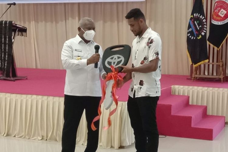 Gubernur Papua Barat Dominggus Mandacan saat memberikan hadiah mobil kepada pesepakbola asal Papua Ricky Kambuaya di kota Sorong, Rabu.