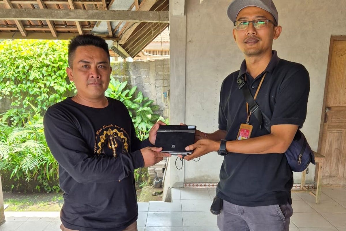 Penyerahan alat penguat sinyal jaringan internet oleh Dinas Kominfo Buleleng kepada petugas pemungutan suara, Selasa (26/11/2024). Dinas Kominfo Buleleng.