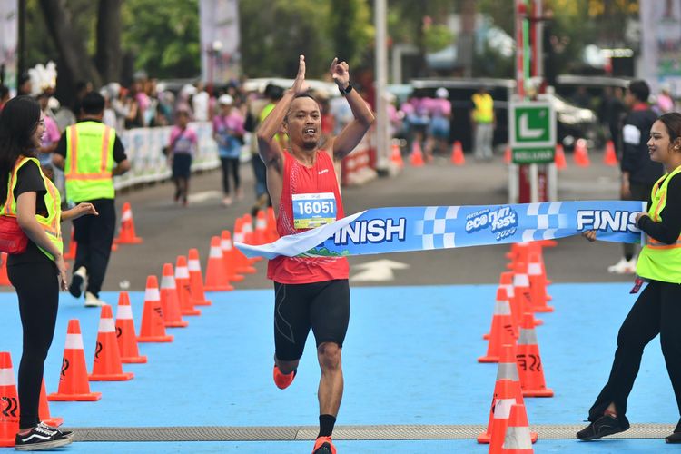 Pelari mencapai garis finish saat acara Pertamina Eco RunFest 2024 yang diselenggarakan di Gelora Bung Karno, Senayan, Jakarta, Minggu (24/11/2024)
