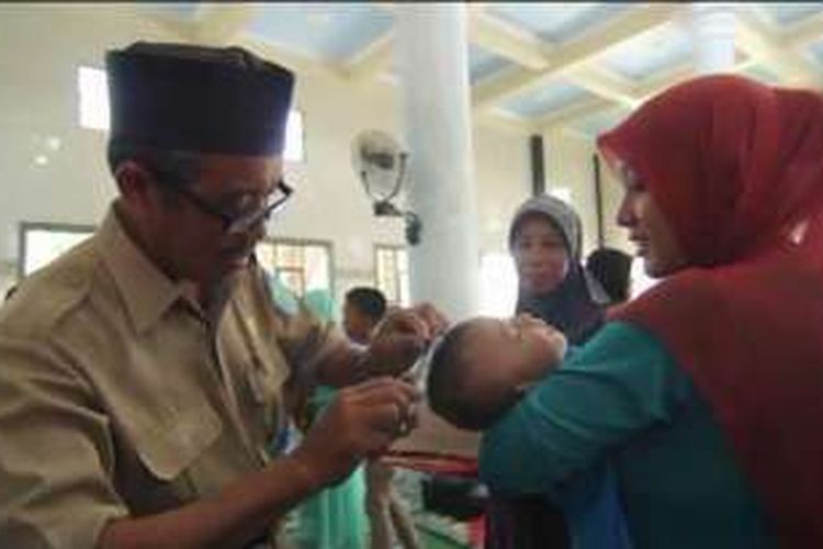 Tradisi cukur rambut anak secara massal di Masjid Nurul Huda Bangka, Provinsi Kepulauan Bangka Belitung.