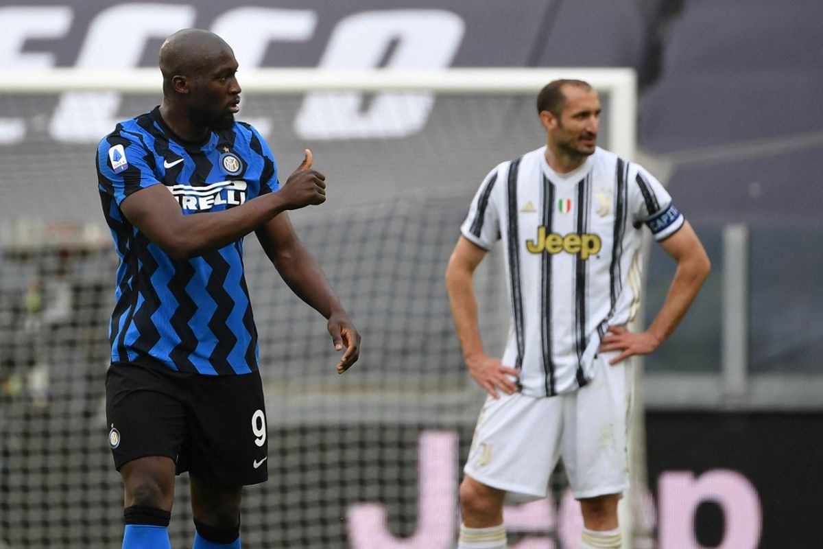 Penyerang Inter Milan Romelu Lukaku merayakan gol penalti ke gawang Juventus pada laga di Juventus Stadium, Sabtu (15/5/2021) malam WIB.