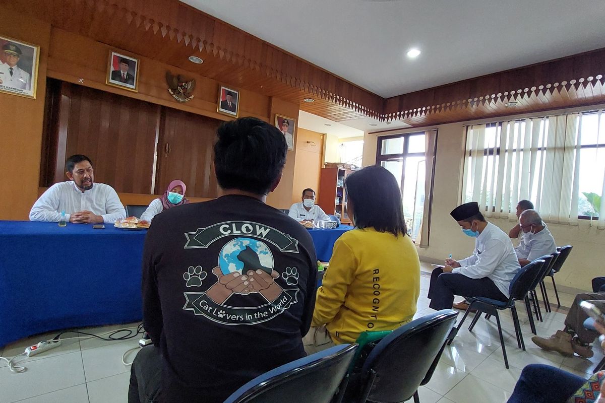 Pertemuan mediasi antara pengurus RW 03 dan pecinta kucing terkait larangan pemberian makan kucing liar di Kantor Kelurahan Kedoya Utara, Kebon Jeruk, Jakarta Barat, Jumat (24/6/2022).