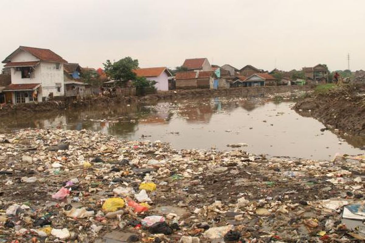 Beginilah wajah Sungai Citarum ketika air banjir mulai menyusut. 