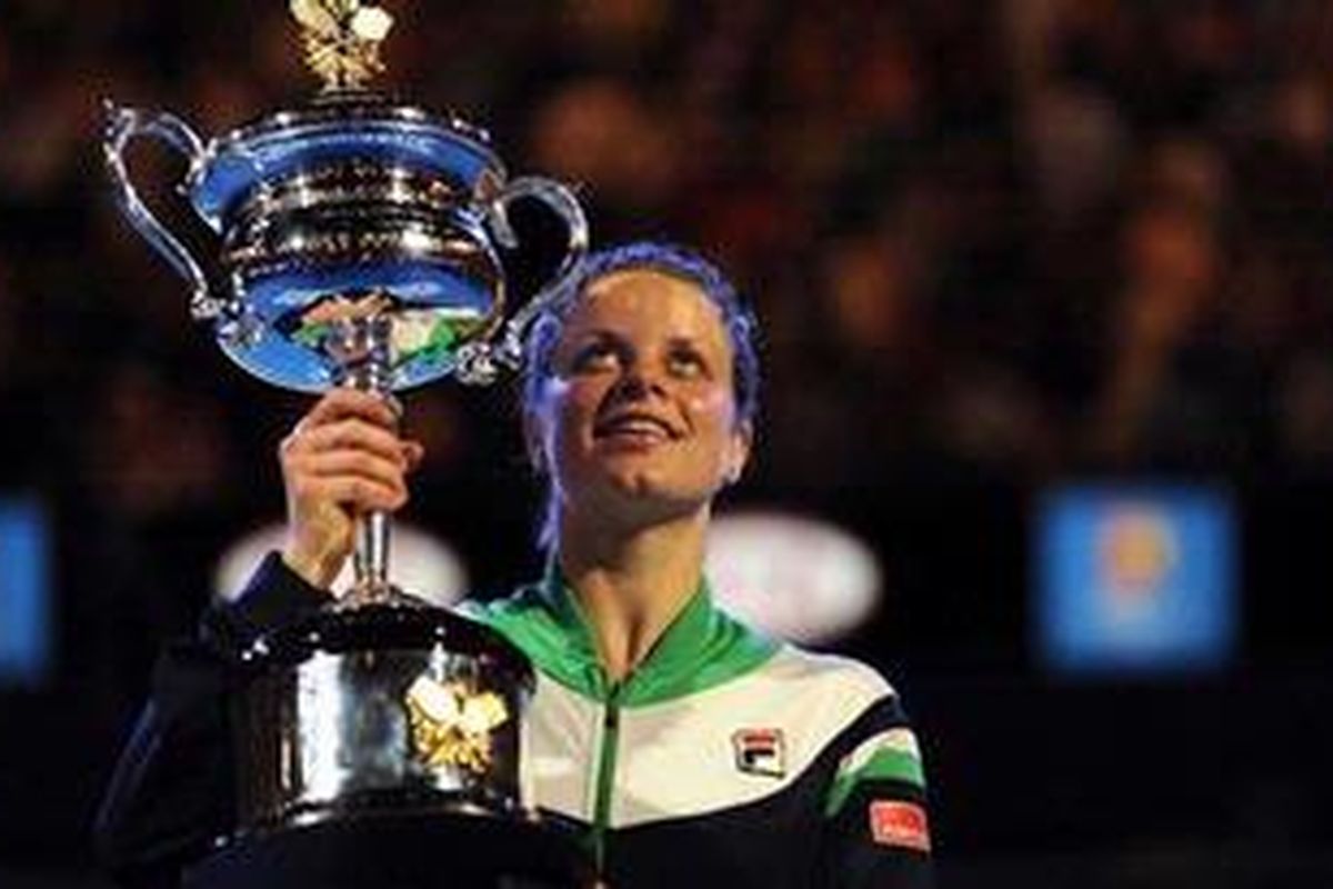 Petenis Belgia, Kim Clijsters, dengan trofi Australia Terbuka 2011.