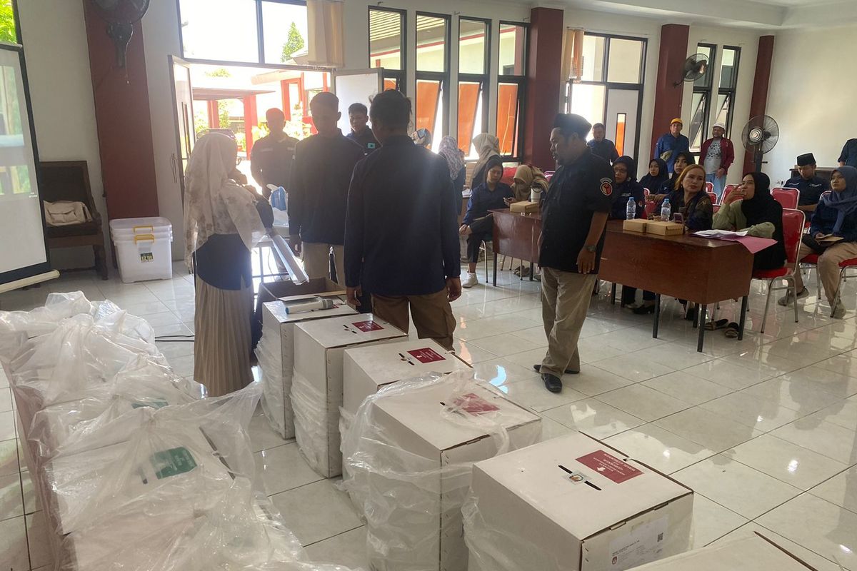 Proses rekapitulasi hasil pemungutan suara Pilkada Kota Pasuruan di tingkat PPK masih berlangsung, Sabtu (30/11/2024) 