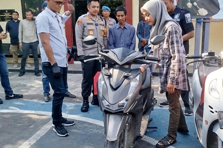 Fani saat menerima motornya kembali usai hilang saat dibegal oleh komplotan pencuri motor, Kamis (17/7/2025). 
