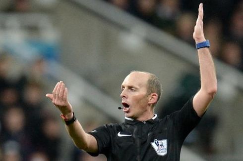 Wasit Mike Dean Ternyata Penggemar Tim Kasta Ketiga Liga Inggris