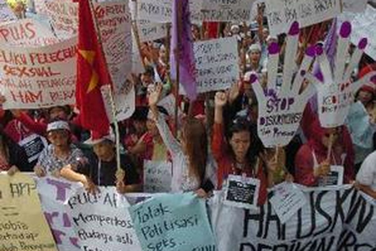 Ratusan perempuan dari berbagai elemen yang tergabung dalam Gerakan Tolak Pemiskinan Perempuan berunjuk rasa memperingati Hari Perempuan Internasional di Jakarta, Rabu (8/3/2006). Dalam kesempatan itu, mereka juga menyatakan menolak Rancangan Undang-Undang Antipornografi dan Pornoaksi yang dinilai diskriminatif terhadap perempuan.