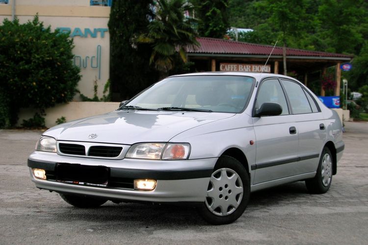 Toyota Corona Absolute jadi sedan 1990-an yang berpotensi menjadi incaran kolektor.