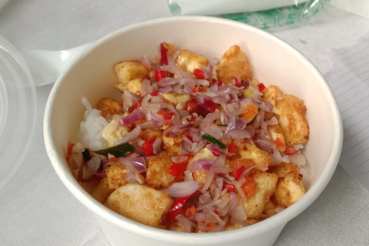 Di tangan tiga mahasiswa Universitas Muhammadiyah Purworejo (UMP), resep rice bowl yang unik lahir. Bahkan dari hasil kreasinya, tiga mahasiswa tersebut bisa meraup pundi-pundi cuan. Tiga mahasiswa kreatif tersebut yakni, Rashifah Suta Fauziyyah, Sefina Yunita dan Rani Puspita Sari. 