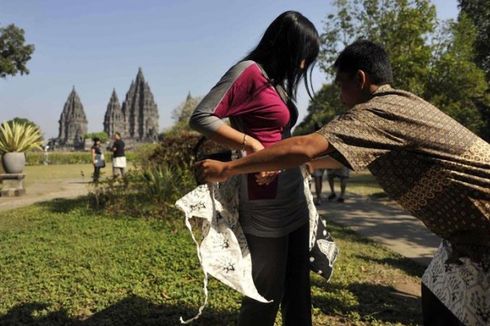 Bersarung Batik di Borobudur dan Prambanan