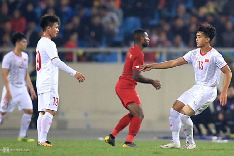 Kapten timnas u-23 Vietnam, Nguyen Quang Hai (kiri) pada laga kedua Grup K Kualifikasi Piala Asia U-23 2020 melawan Indonesia,Minggu (24/03/2019)..