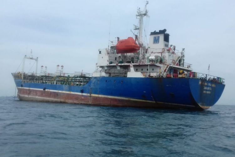 Badan Keamanan Laut (Bakamla) RI menangkap kapal tanker Maxima Pratama berbendera Indonesia di perairan Batam, Minggu (17/2/2019).  Kapal ini diamankan karena kedapatan menjual BBM jenis solar secara ilegal ke kapal penampung milik warga.   