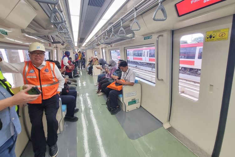 Penampakan bagian dalam LRT Jabodebek. Satu kereta memiliki tujuh tempat duduk yang dapat diisi oleh 4 orang dan satu tempat duduk yang dapat diisi dua orang, serta satu tempat duduk untuk disabilitas. Pada bagian atas tempat duduk juga disediakan tempat menaruh barang.