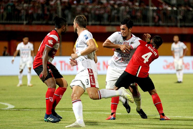 Pemain Madura United Asep Berlian (4) menjaga ketat pemain Bali United (dua dari kanan) pada Pekan 15 Liga 1 2019 yang berakhir dengan skor 0-1 di Stadion Gelora Madura Ratu Pamelingan Pamekasan, Jawa Timur, Selasa (20/08/2019) malam.