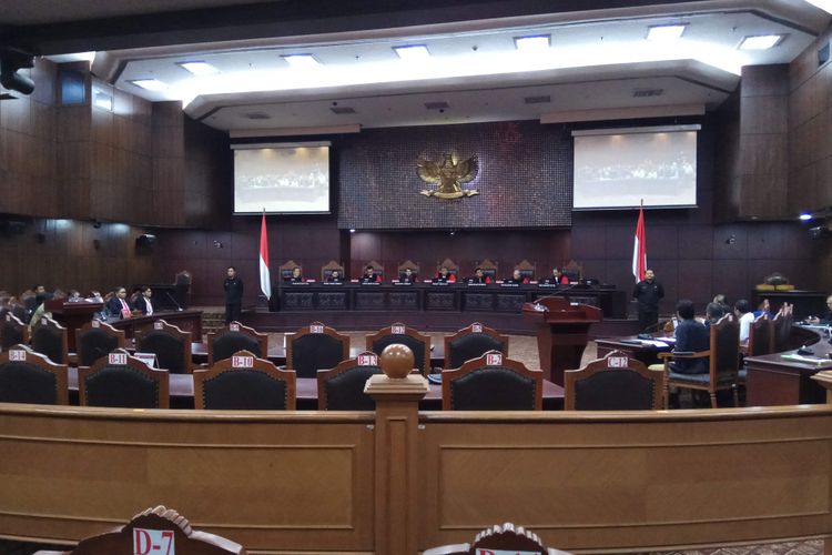 Ketua Mahkamah Konstitusi (MK) Arief Hidayat bersama hakim Konstitusi dalam sidang pengujian undang-undang terkait hak angket DPR terhadap KPK. Sidang digelar di MK, Jakarta Pusat, Senin (21/8/2017).