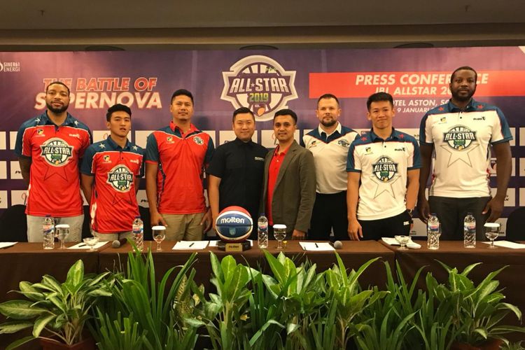 Perwakilan pemain IBL Pertamax All Star dan Chief Marketing Officer IBL, Cahyadi Wanda saat konferensi pers di Solo, Rabu (9/1/2019)