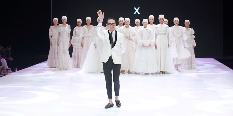 Desainer Barli Asmara bersama busana rancangannya di Indonesia Fashion Week 2019.