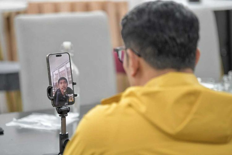 Gubernur Jabar Ridwan Kamil saat memantau kondisi warga Jabar yang terdampak bencana gempa bumi Turki via panggilan video di Jakarta, Kamis (9/2/2023).
