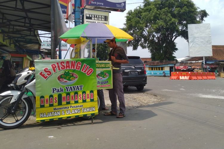 Nur hidayat (34), guru honorer di SD Negeri 1 Kabunderan, Purbalingga, Jawa Tengah berjualan es pisang hijau di Terminal Bobotsari selepas mengajar.