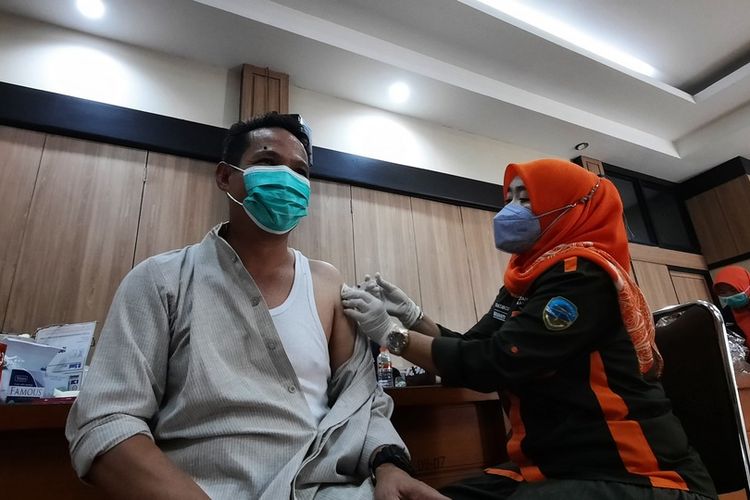 Salahseorang pejabat Pemkot Tasikmalaya berusia lanjut tengah mendapatkan suntikan vaksin ketiga alias booster perdana usai tenaga kesehatan di Kota Tasikmalaya, Jawa Barat, Jumat (14/1/2022).