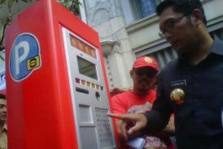 Wali Kota Bandung Ridwan Kamil mencoba sistem parkir prabayar di Jalan Braga Kota Bandung, Selasa (24/12/2013).