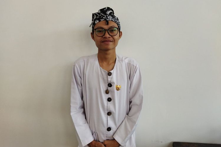 Wildhan (26), salah satu mahasiswa Program Studi (Prodi) Pendidikan Kepercayaan Terhadap Tuhan Yang Maha Esa (YME) Fakultas Bahasa dan Budaya (FBB) Universitas 17 Agustus (Untag) Semarang saat ditemui pada 6 September.
