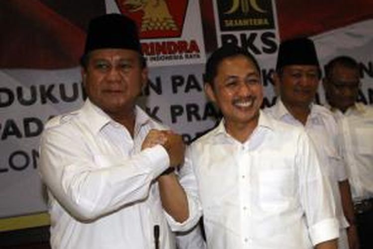 Ketua Umum DPP Partai Gerindra, Prabowo Subianto, didampingi Presiden Partai Keadilan Sejahtera (PKS), Anis Matta, saat deklarasi dukungan di Kantor DPP PKS, Jakarta Selatan, Sabtu (17/5/2014). PKS dan Gerindra berkomitmen membentuk koalisi dalam mengusung dan mensukseskan Prabowo Subianto sebagai calon presiden dalam Pilpres 2014.