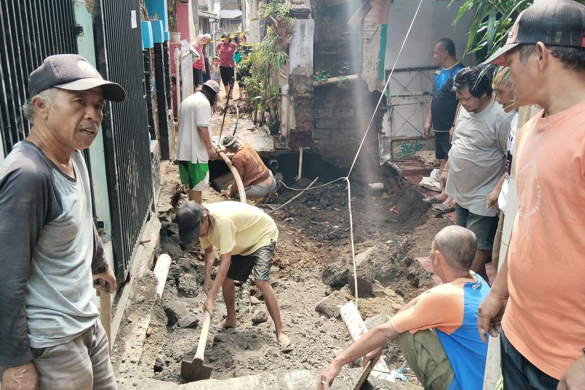 Sinkhole atau lubang yang terjadi karena amblasnya tanah di Jalan lingkungan di Jalan Pasirkaliki Barat RT 10 RW 15, Sadangderang, Kota Bandung, dengan dalam kira-kira 7 meter dan luasan panjang 5 meter dan lebar 3 meter, hingga saat ini belum diketahui penyebab pastinya.