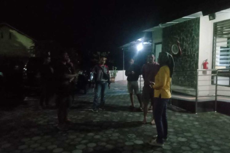 Polisi menangkap seorang pemuda yang menembak warga lewat pakai air guu di jalanan Padukuhan Botokan, Kalurahan Jatirejo, Kapanewon Lendah, Kabupaten Kulon Progo, Daerah Istimewa Yogyakarta. Ternyata warga lewat itu polisi.