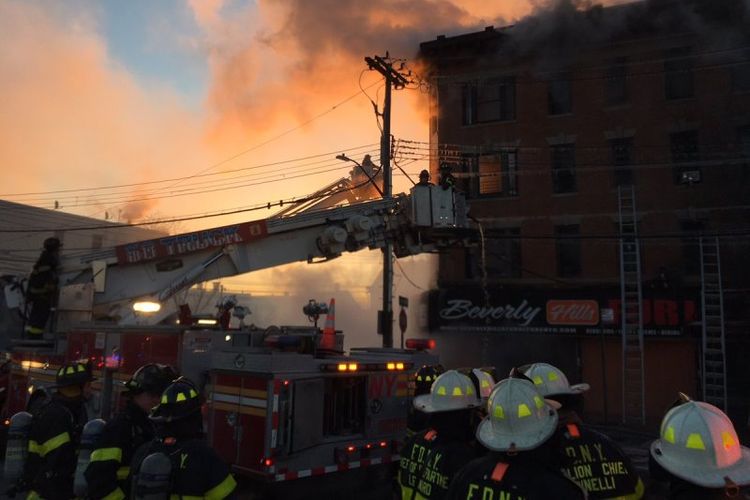 Petugas pemadam kebakaran terus berupaya memadam api di Bronx, New York, pada Selasa (2/1/2018) pagi waktu setempat. (Pemadam Kebakaran New York via Twitter)