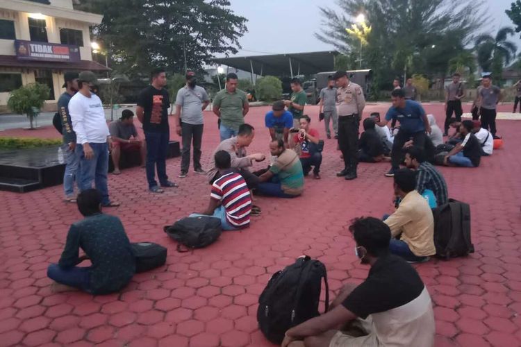 Para WNI dan WNA asal Bangladesh yang hendak dikirimkan secara ilegal ke Malaysia, saat dibawa ke Polres Bengkalis di Riau, Selasa (27/9/2022).