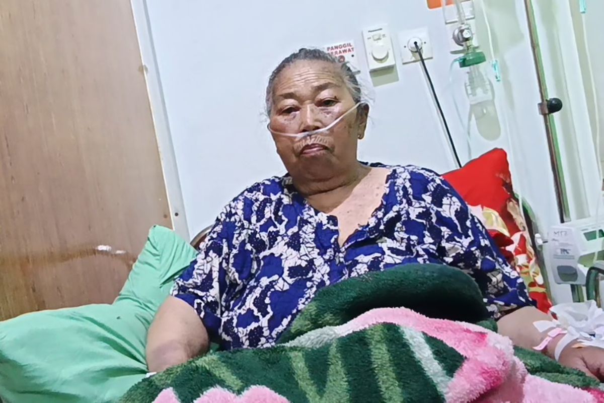 Mbok Yem legenda pemilik warung di Pucnak Gunung Lawu dirawat di RSU Aisyiyah Ponorogo karena menderita pneumonia. Mbok turun Gunung Lau sejak Hari Selasa (4/3) pagi karena sakit sejak awal Bulan Februari lalu dan langsung di rawat di RSU Aisyiyah Ponorogo karena mengalami sesak nafas.