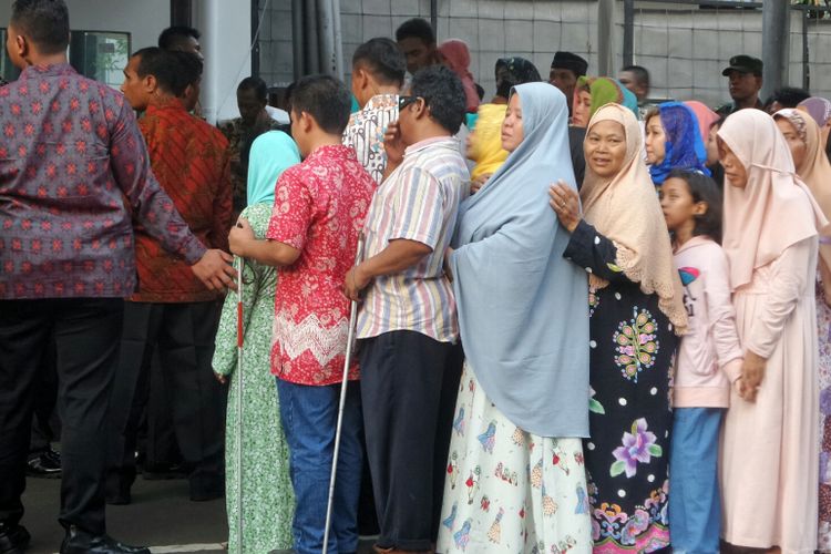 Puluhan warga Jakarta mendatangi rumah dinas Wakil Presiden Jusuf Kalla di Jalan Diponegoro, Menteng, Jakarta Pusat, Minggu (25/6/2017). Mereka ingin bersilaturahim dan merayakan Idul Fitri 1438 Hijriah bersama orang nomor dua di Indonesia itu.