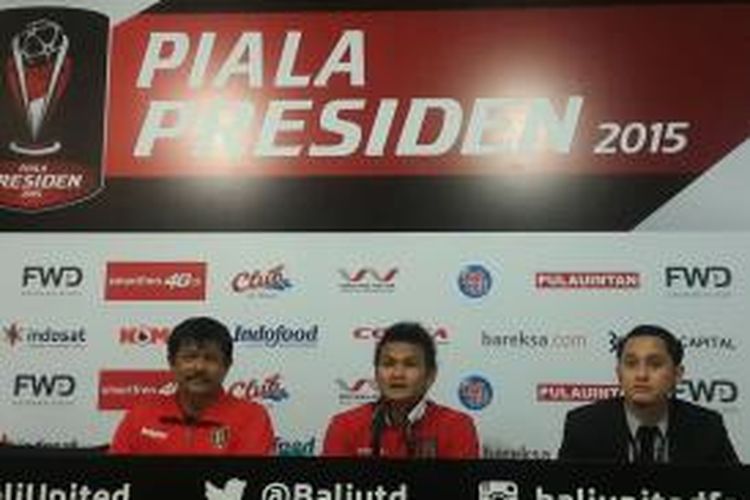 Pelatih Bali United, Indra Sjafri (kiri), bersama salah satu pemainnya, Bobby Satria, menghadiri konferensi pers usai laga Piala Presiden 2015 melawan Arema Cronus di Gianyar, Minggu (27/9/2015)