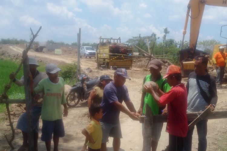 Petani Desa Kuwu, Kecamatan Balerejo, Kabupaten Madiun menutup akses jalan menuju lokasi proyek tol Solo-Kertosono di Kabupaten Madiun, Rabu ( 29/3/2017) siang. 
