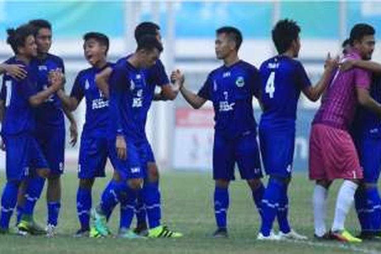 Tim Jawa Barat meluapkan kegembiraannya lolos ke final cabang sepak bola PON 2016. Gian Zola dan kawan-kawan meraih tiket final setelah mengalahkan Papua dengan skor 3-1. 