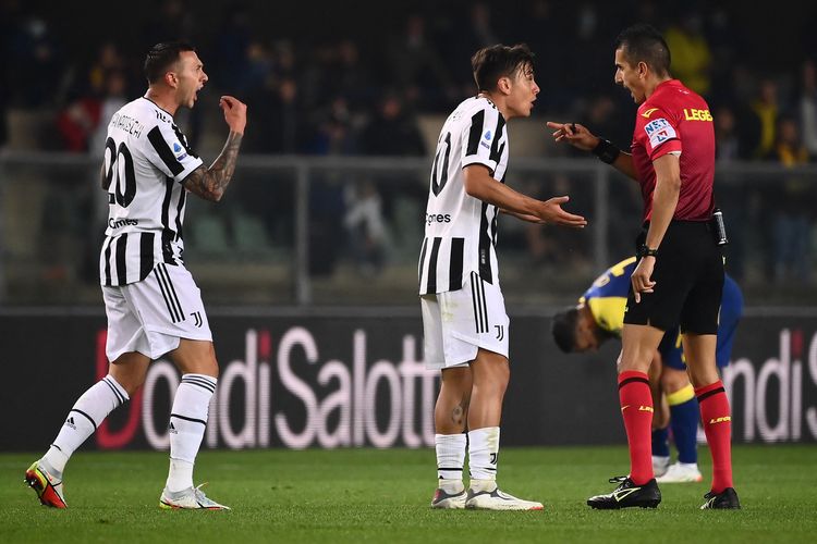 Penyerang Juventus asal Argentina, Paulo Dybala (tengah) dan penyerang Italia Federico Bernardeschi (kiri) memprotes keputusan wasit dalam laga Serie A kontra Hellas Verona di Stadion Matcantonio Bentegodi, Verona, 30 Oktober 2021. Bernardeschi tampak membuat gestur tangan khas Italia yang bermakna Ma che vuoi, artinya Apa yang kamu katakan?