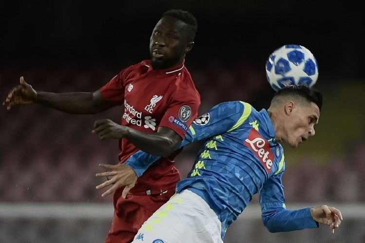 Naby Keita dan Jose Callejon berduel di udara saat Napoli vs Liverpool beradu dalam lanjutan Liga Champions di Stadion San Paolo, 3 Oktober 2018. 