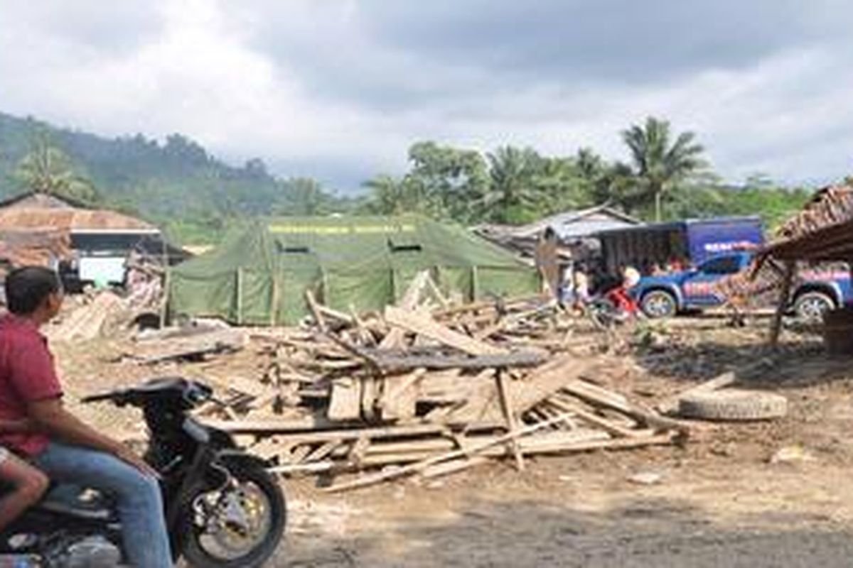 Pasar Desa Mbuwu di Kecamatan Banawa Selatan, Kabupaten Donggala, rusak dan nyaris tak ada bangunan yang tersisa, seperti terlihat pada hari Minggu (16/10/2011). Tak hanya pasar, sejumlah fasilitas umum lainnya juga rusak akibat banjir bandang yang terjadi Jumat sore 