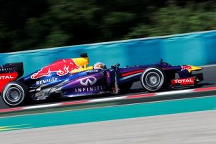 Pebalap Red Bull, Sebastian Vettel dari Jerman, mengendari mobilnya di lintasan Hungaroring, pada sesi latihan bebas pertama GP Hongaria, Jumat (26/7/2013).