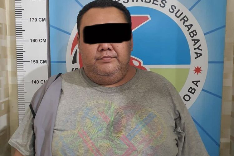 Pria benisial SH alias Gendut (41) ditangkap Satresnarkoba Polrestabes Surabaya karena edarkan ekstasi.