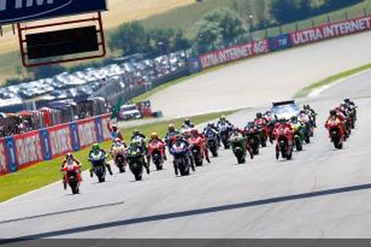 Para pebalap MotoGP bersiap melakukan start pada GP Italia yang berlangsung di Sirkuit Mugello, Minggu (2/6/2013).